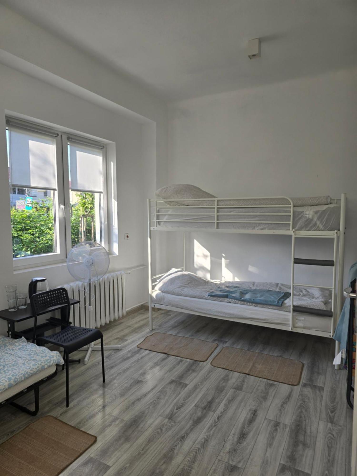 Hostel W Zielonce ジェロンカ エクステリア 写真